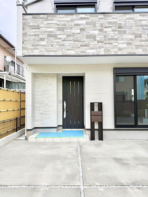 【玄関】■ シンプルで美しく、住まいの第一印象を彩る玄関です