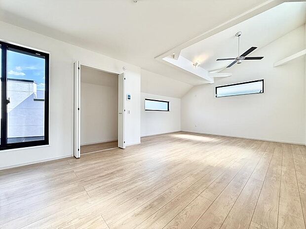 【リビング】■光と風を感じる、リラックスできる空間