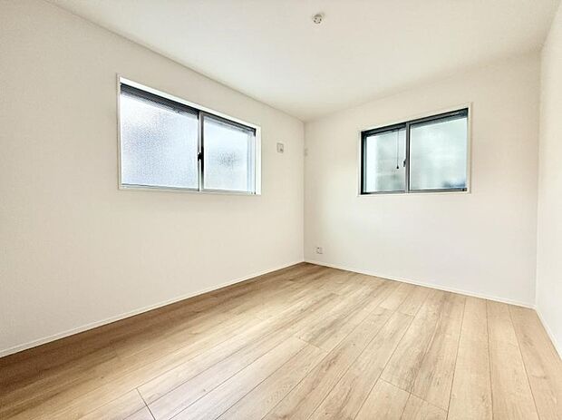 【リビング以外の居室】■落ち着いた色合いのお部屋で穏やかな時間を楽しめます