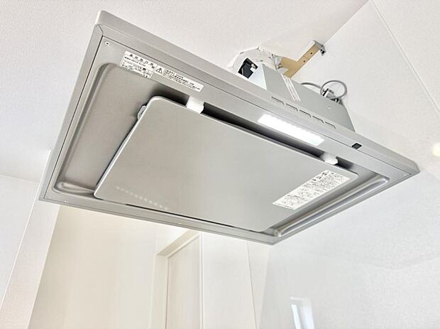 【レンジフード】■調理時の蒸気や匂いが換気扇に誘導され、効率的に排煙ができます。