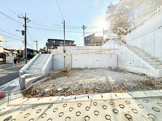 【現地外観写真】■暮らしを彩る充実した設備仕様が備わった住まい