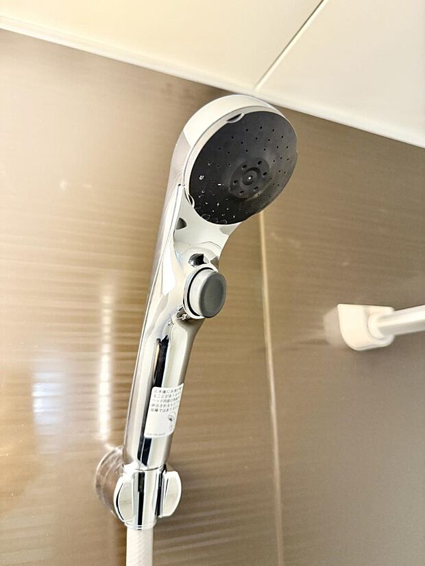 【止水シャワーヘッド】■手元で簡単に止水できるため、水の無駄遣いを減らすことができます。