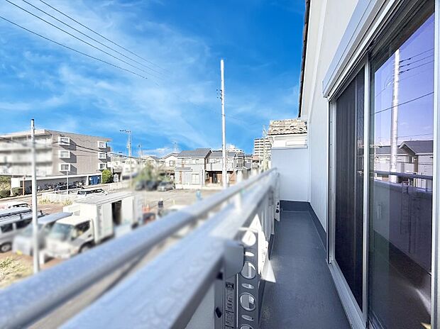 【バルコニー】■ 季節の移ろいを感じられる開放的な空間です