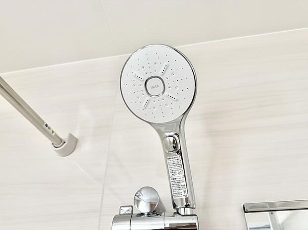 【止水シャワーヘッド】■手元で簡単に止水できるため、水の無駄遣いを減らすことができます。