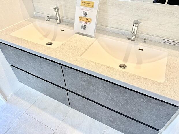 【ダブルボウル洗面台】■便利なダブルボウル洗面を採用