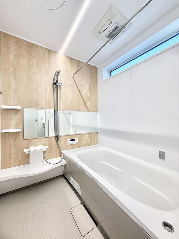 【浴室】■落ち着いた色合いの壁面、ゆっくり寛げるバスルーム