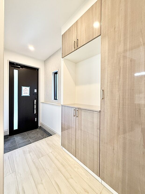 【玄関】■ 毎日を気持ちよく迎える、明るく温もりのある玄関