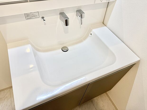 【ハンドシャワー付洗面台】■細かい部分まで洗いやすく便利なハンドシャワー付き