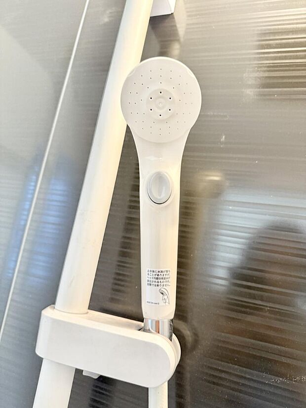 【止水シャワーヘッド】■手元で簡単に止水できるため、水の無駄遣いを減らすことができます。