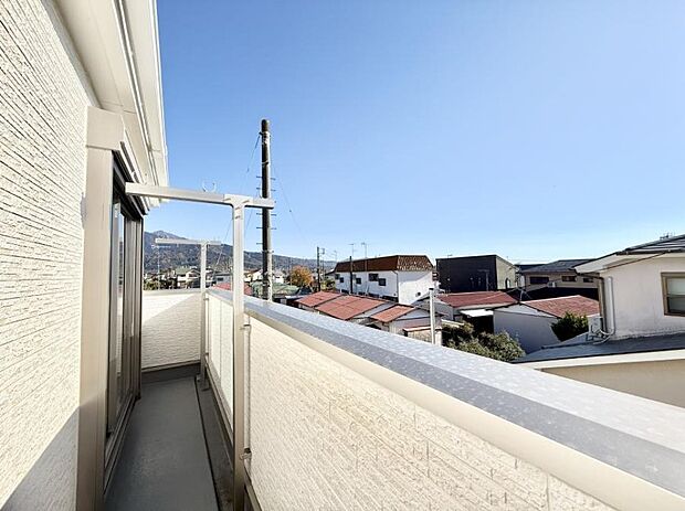 【バルコニー】■ 朝のコーヒーや夜の星空を楽しむ、癒しの場所