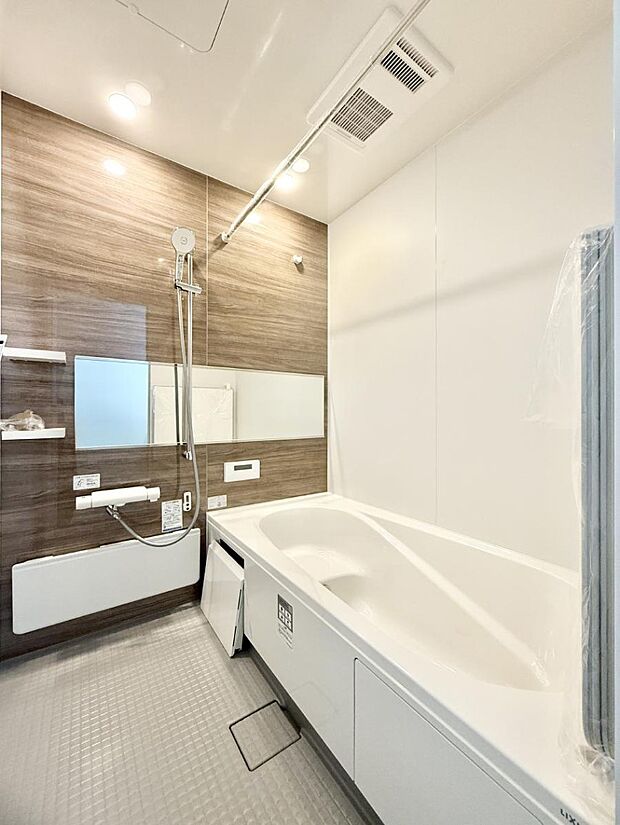 【浴室】■落ち着いた色合いの壁面、ゆっくり寛げるバスルーム