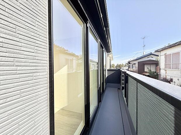 【バルコニー】■ 心地よい風と光を感じる、くつろぎのバルコニー