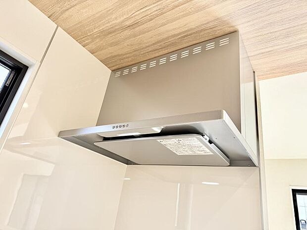 【レンジフード】■調理時の蒸気や匂いが換気扇に誘導され、効率的に排煙ができます。