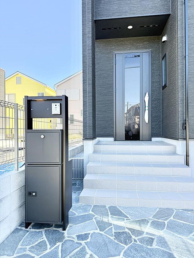 【玄関】■ 心地よい暮らしへとつながる、温かい玄関