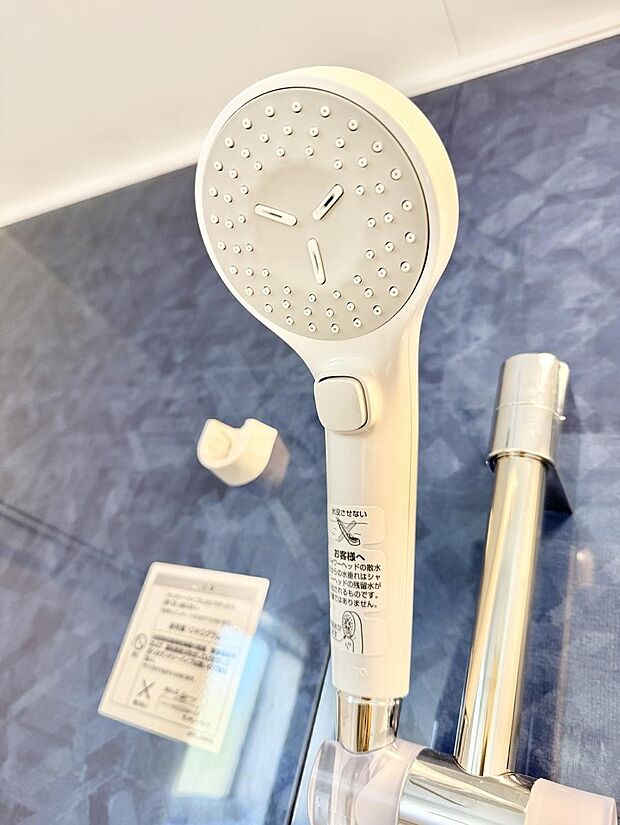 【止水シャワーヘッド】■手元で簡単に止水できるため、水の無駄遣いを減らすことができます。