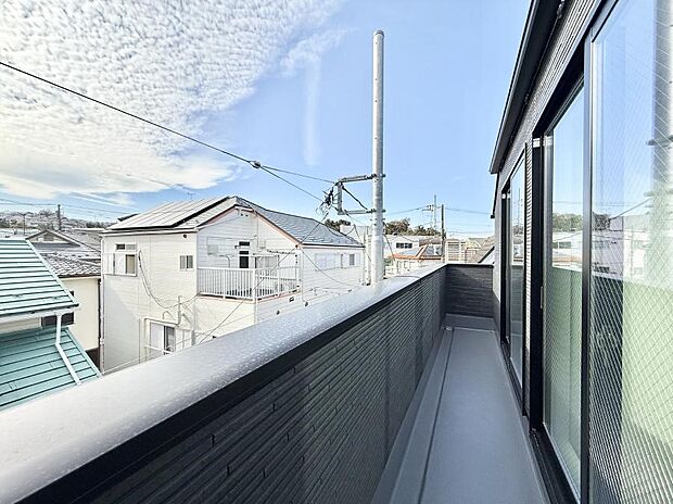 【バルコニー】■ 季節の移ろいを感じられる開放的な空間です