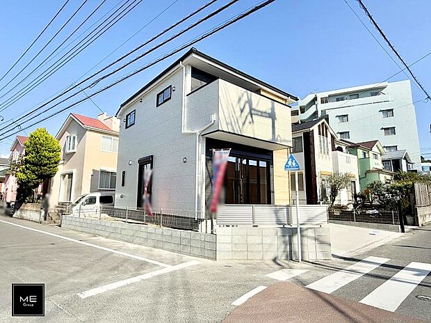 【現地外観写真】■暮らしを彩る充実した設備仕様が備わった住まい