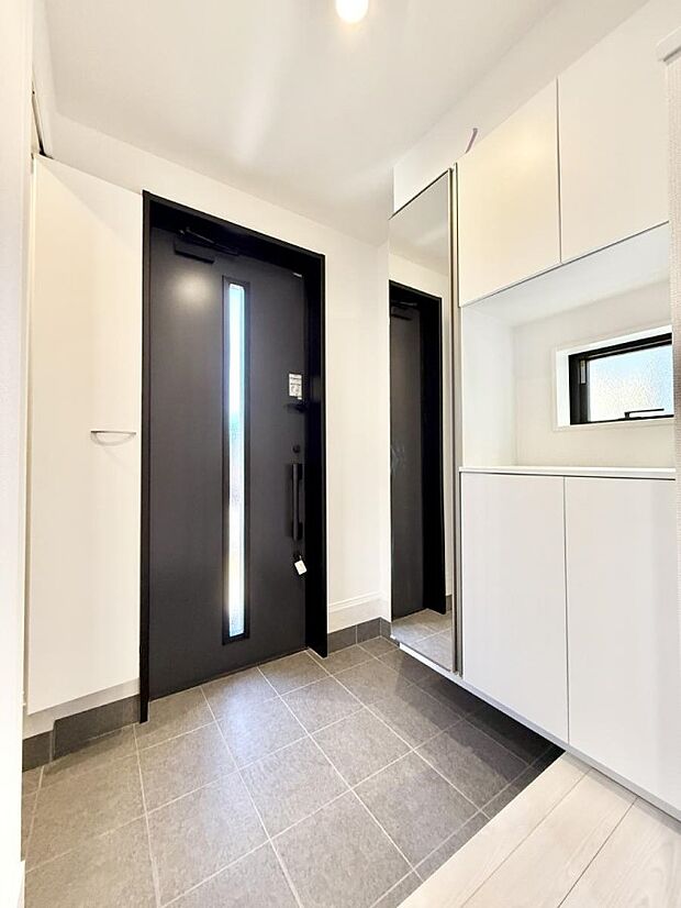 【玄関】■ 家族やゲストをやさしく迎える、心地よい空間