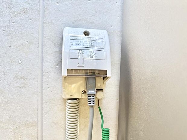 【屋外コンセント】■屋外に電源コンセントがあれば、高圧洗浄機で窓や外壁を掃除するなど便利です。