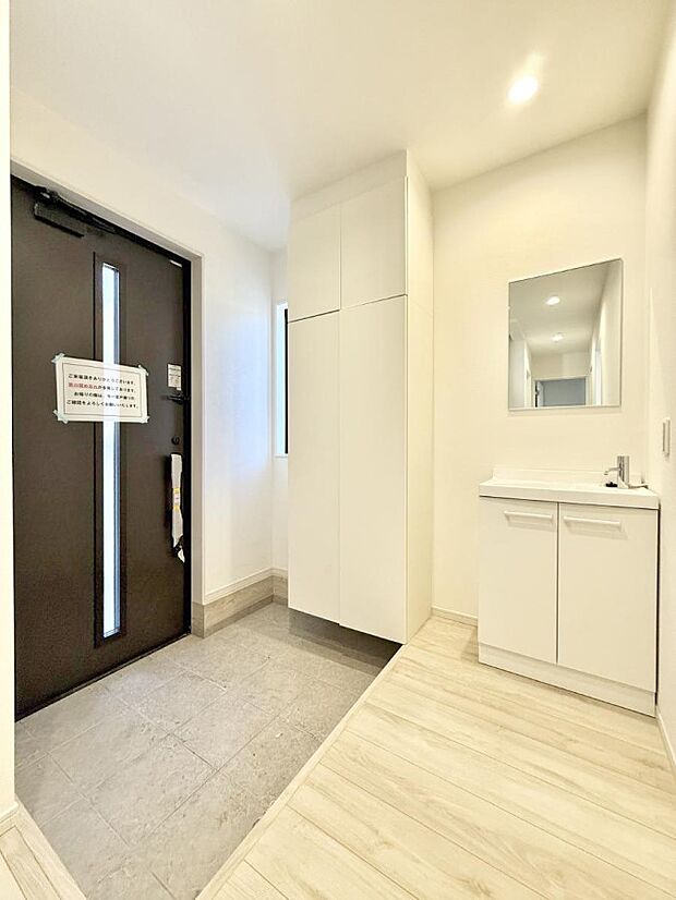 【玄関】■ ここから始まる一日、すっきり整った玄関