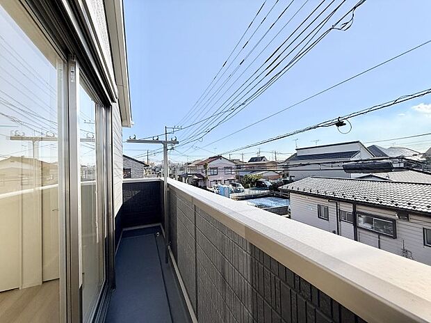 【バルコニー】■ 心地よい風と光を感じる、くつろぎのバルコニー