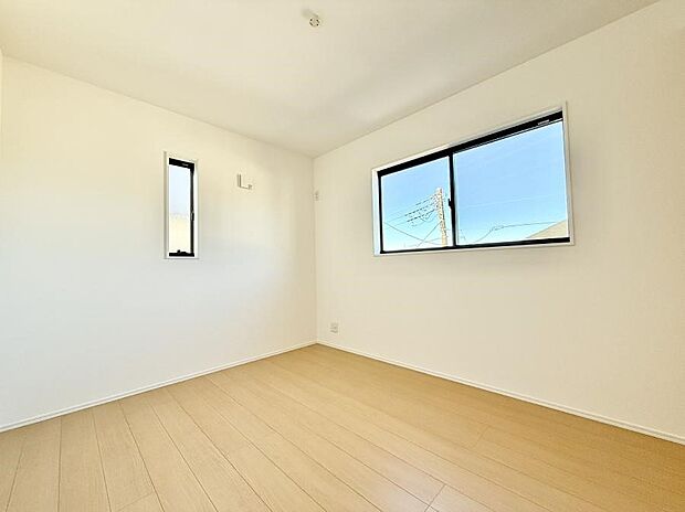 【リビング以外の居室】■落ち着いた色合いのお部屋で穏やかな時間を楽しめます