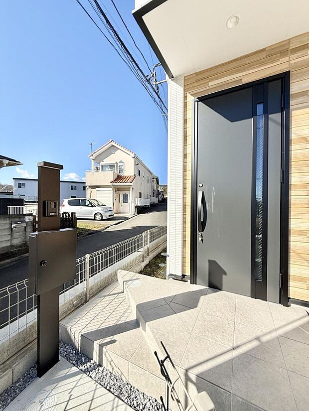 【玄関】■ シンプルで美しく、住まいの第一印象を彩る玄関です