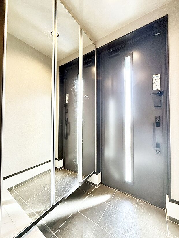 【玄関】■ 家族やゲストをやさしく迎える、心地よい空間