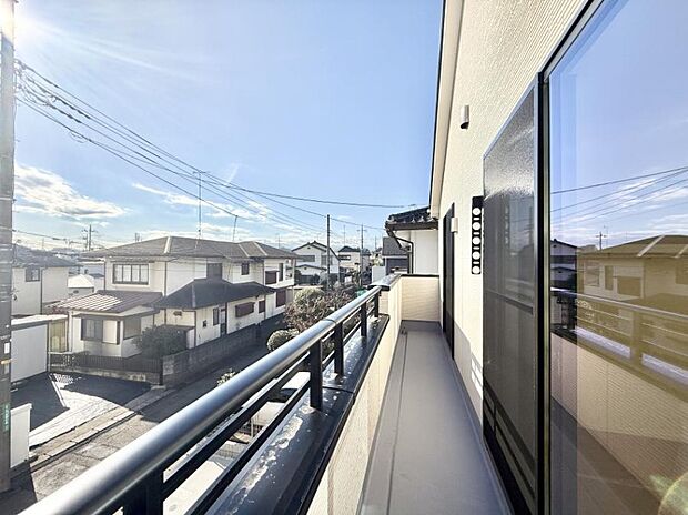 【バルコニー】■ 季節の移ろいを感じられる開放的な空間です