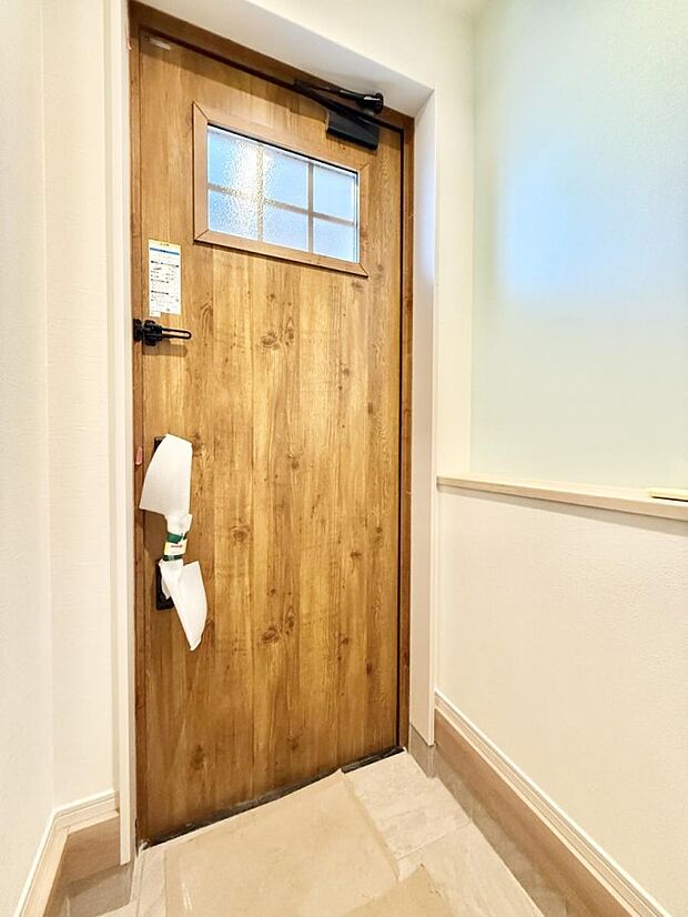 【玄関】■ 家族やゲストをやさしく迎える、心地よい空間