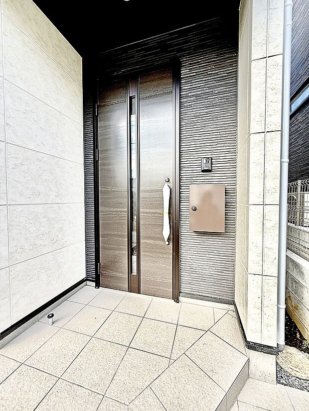 【玄関】■ 帰るたびにホッとする、安心感のある佇まい