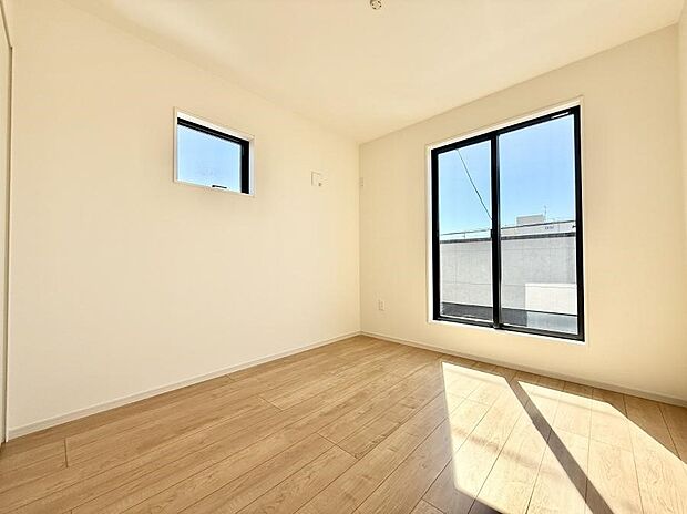 【寝室】■窓の配置や通気性の良い設計で部屋の空気がこもらず、常に新鮮な空気が流れます