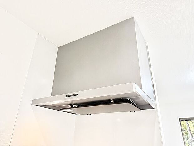 【レンジフード】■調理時の蒸気や匂いが換気扇に誘導され、効率的に排煙ができます。