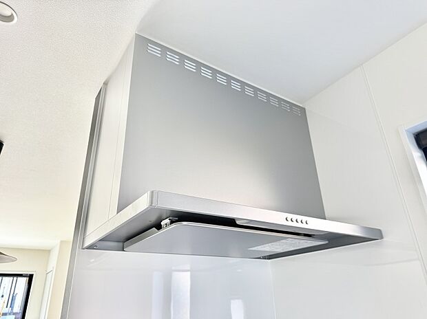 【レンジフード】■調理時の蒸気や匂いが換気扇に誘導され、効率的に排煙ができます。