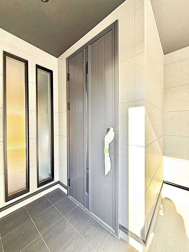 【玄関】■ シンプルで美しく、住まいの第一印象を彩る玄関です