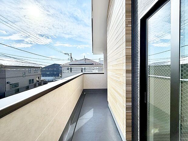 【バルコニー】■ 朝のコーヒーや夜の星空を楽しむ、癒しの場所