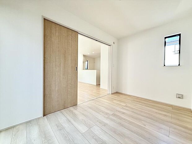 【寝室】■シンプルな空間で、収納付きベッドやデスクなど、多機能な家具を活用しやすいです