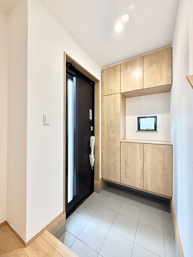 【玄関】■ 家族やゲストをやさしく迎える、心地よい空間