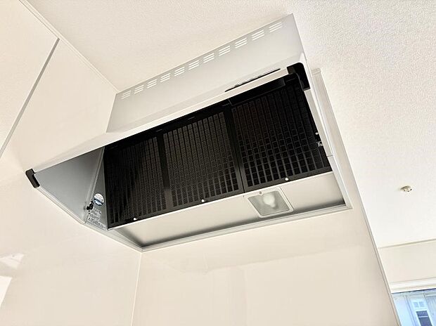 【レンジフード】■調理時の蒸気や匂いが換気扇に誘導され、効率的に排煙ができます。