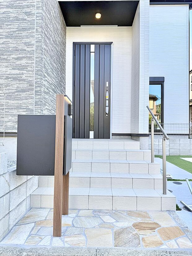 【玄関】■ 心地よい暮らしへとつながる、温かい玄関