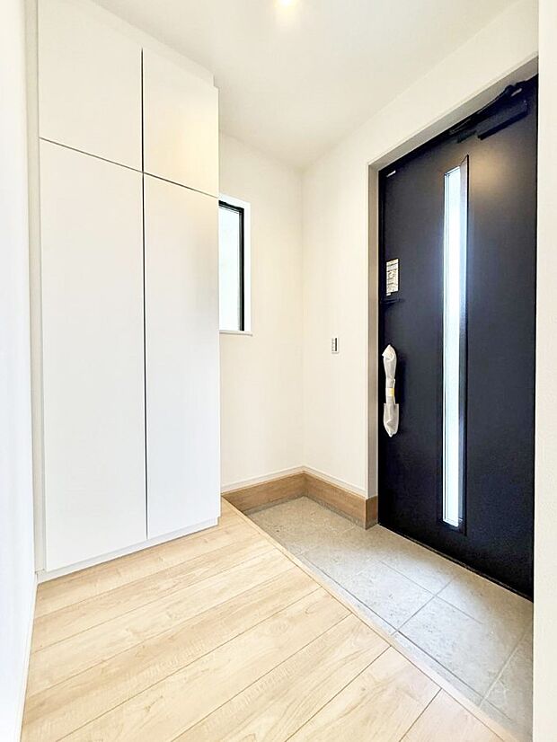 【玄関】■ シンプルで美しく、快適な暮らしの入り口