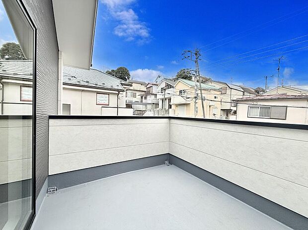 【バルコニー】■ 朝のコーヒーや夜の星空を楽しむ、癒しの場所