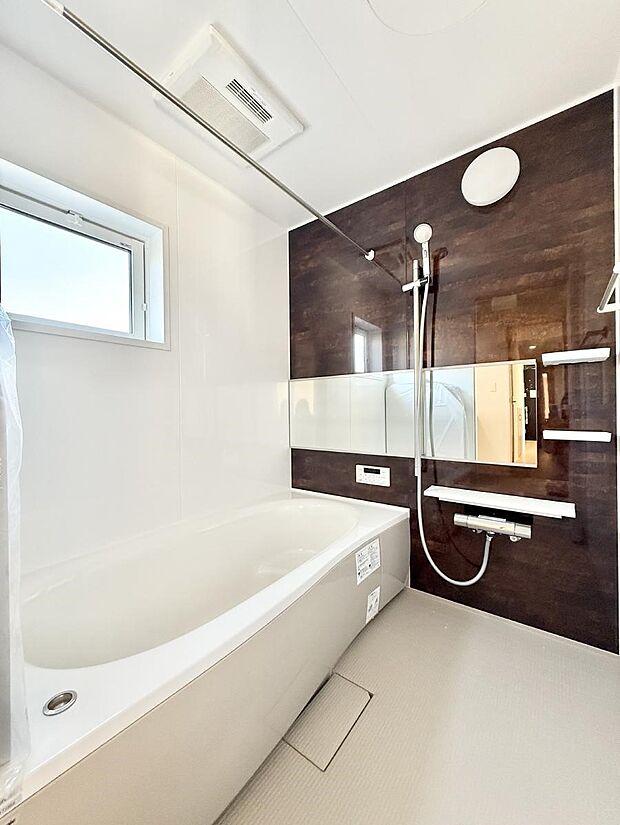 【浴室】■落ち着いた色合いの壁面、ゆっくり寛げるバスルーム