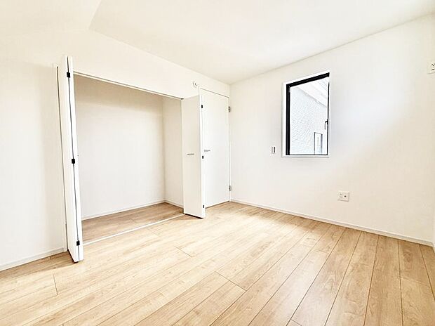 【寝室】■窓の配置や通気性の良い設計で部屋の空気がこもらず、常に新鮮な空気が流れます