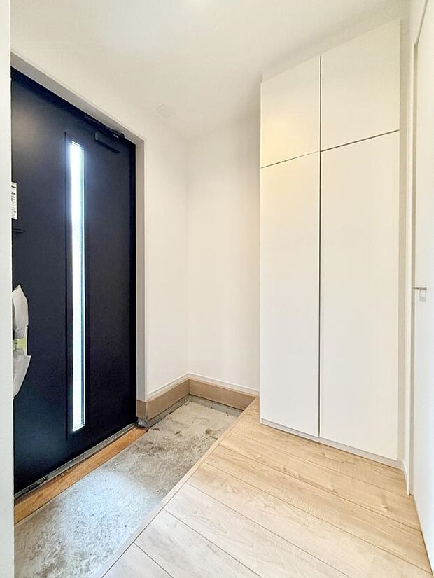 【玄関】■ 家族やゲストをやさしく迎える、心地よい空間