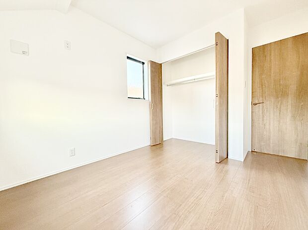 【寝室】■窓の配置や通気性の良い設計で部屋の空気がこもらず、常に新鮮な空気が流れます