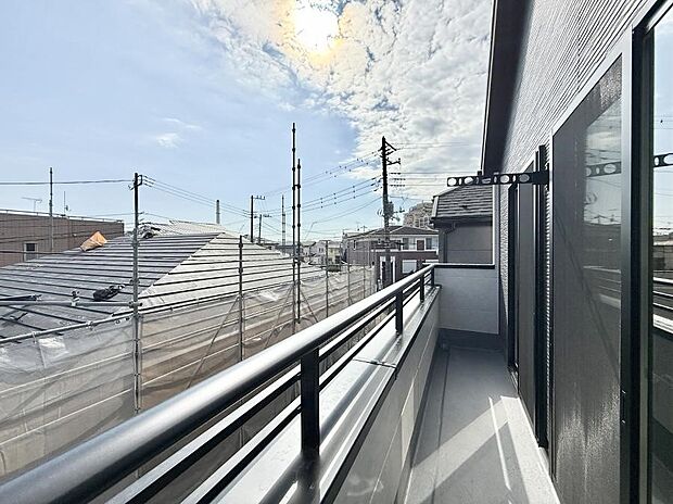 【バルコニー】■ 季節の移ろいを感じられる開放的な空間です
