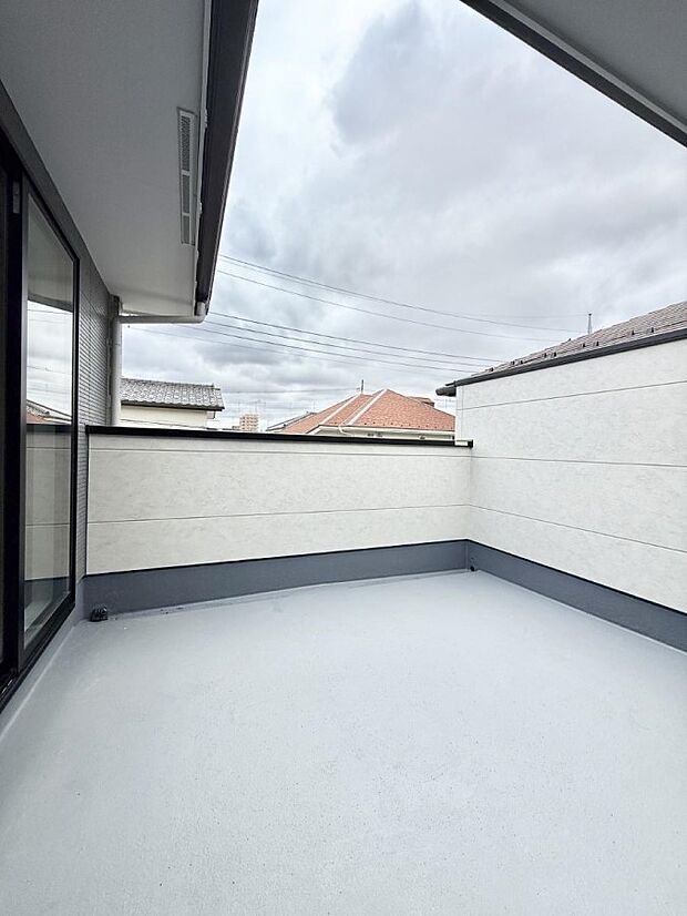 【バルコニー】■ 空を眺めながら、ほっと一息つける特別な空間