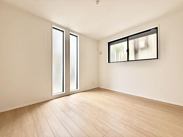 【リビング以外の居室】■落ち着いた色合いのお部屋で穏やかな時間を楽しめます