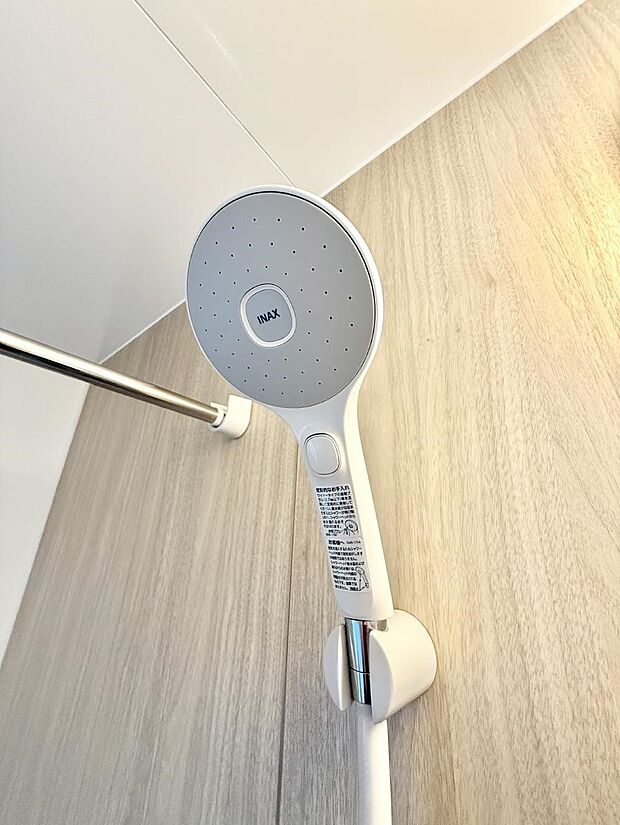 【止水シャワーヘッド】■手元で簡単に止水できるため、水の無駄遣いを減らすことができます。